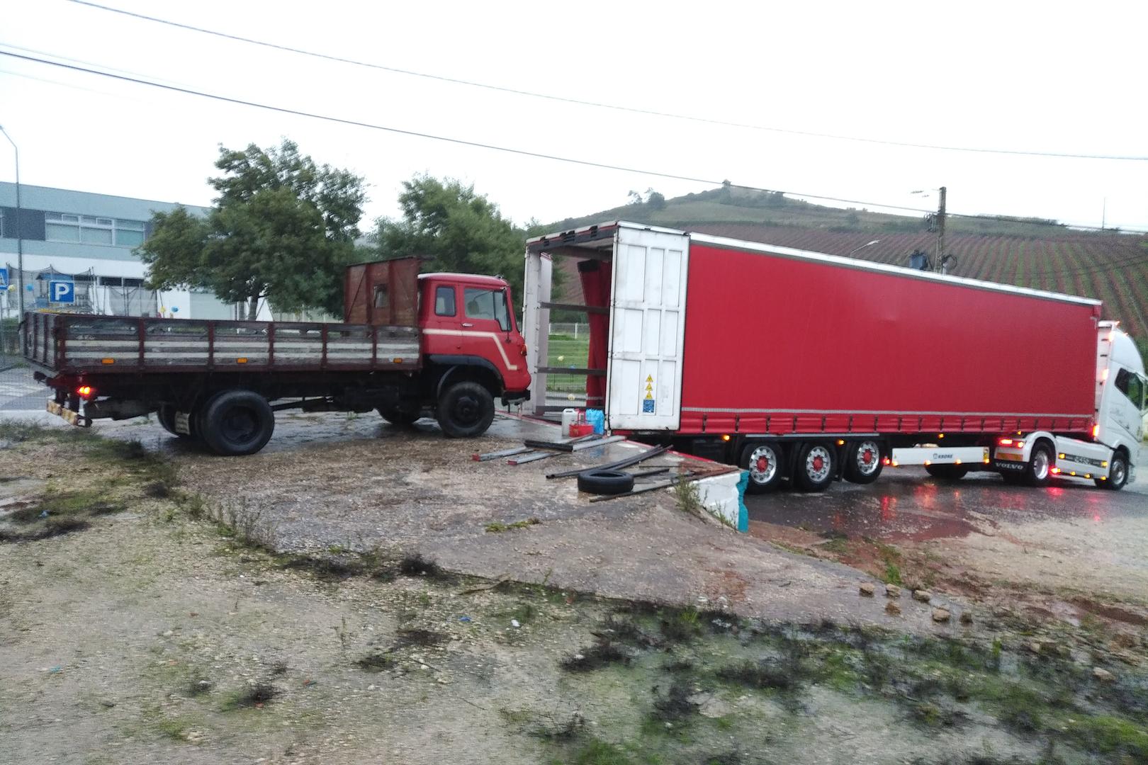 Loading of a 1978 Bedford TK570 Truck for Export to Italy.
