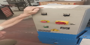 Riproduci video