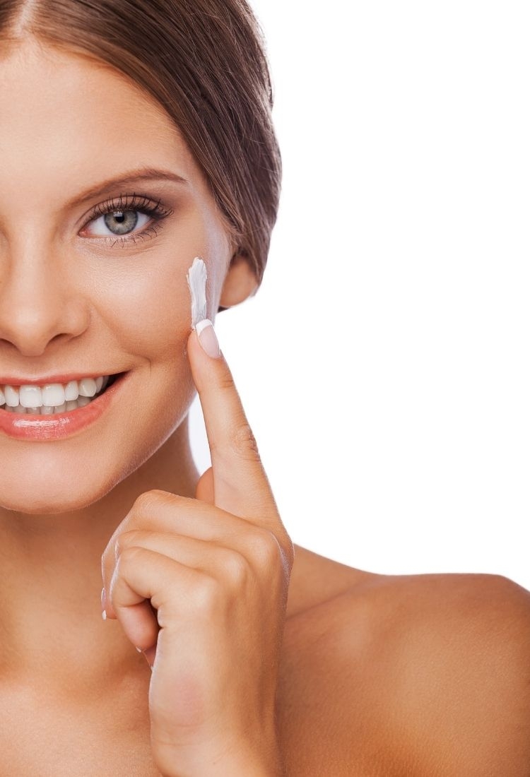 How does Dr. Alba Reyes’ clinic offer both surgical and non-surgical solutions?