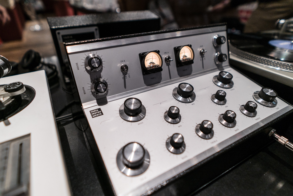Varia Instruments shows how to use its beautiful RDM20 rotary mixer