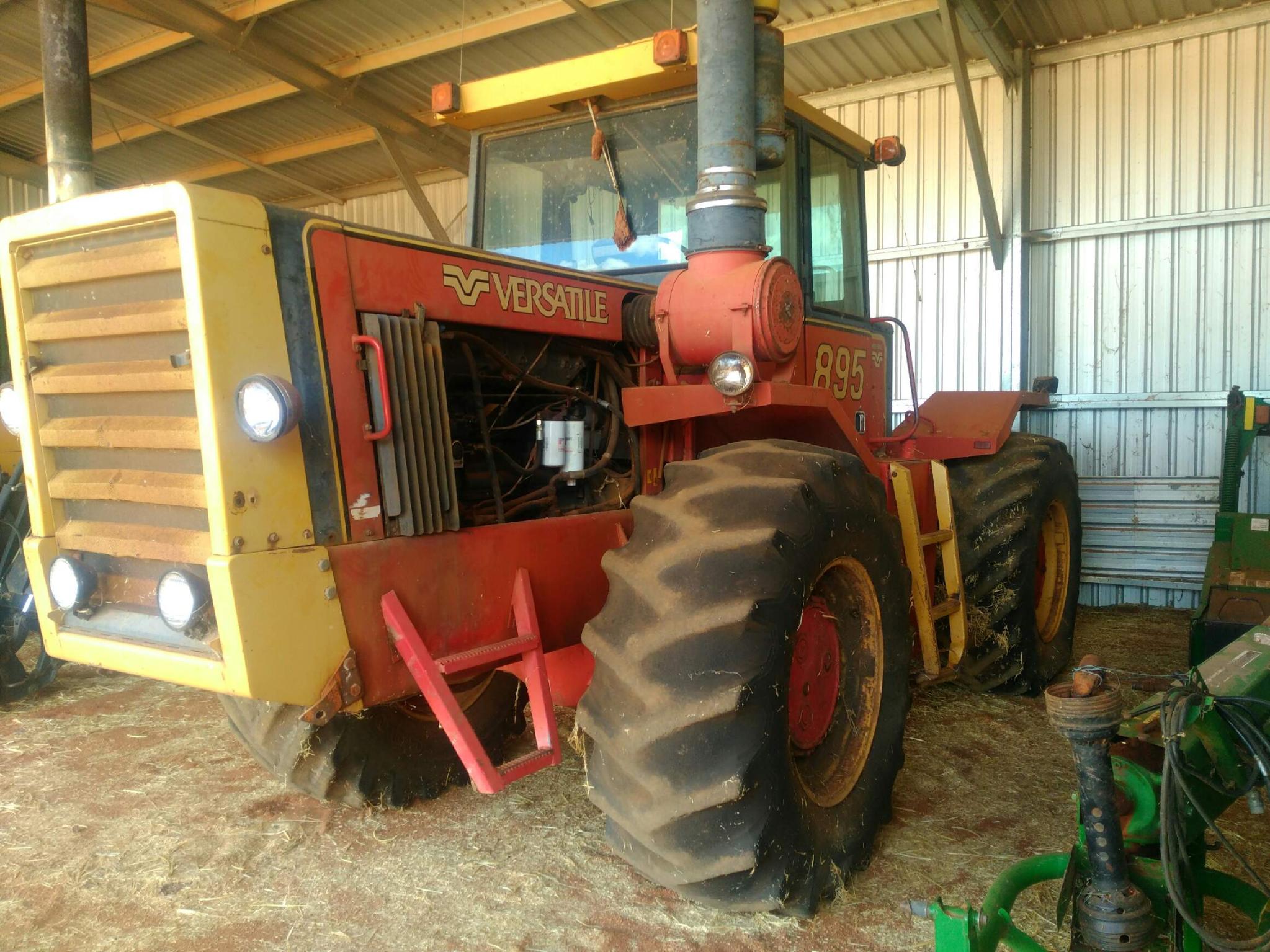 Versatile 895 Tractor on Duals Machinery & Equipment