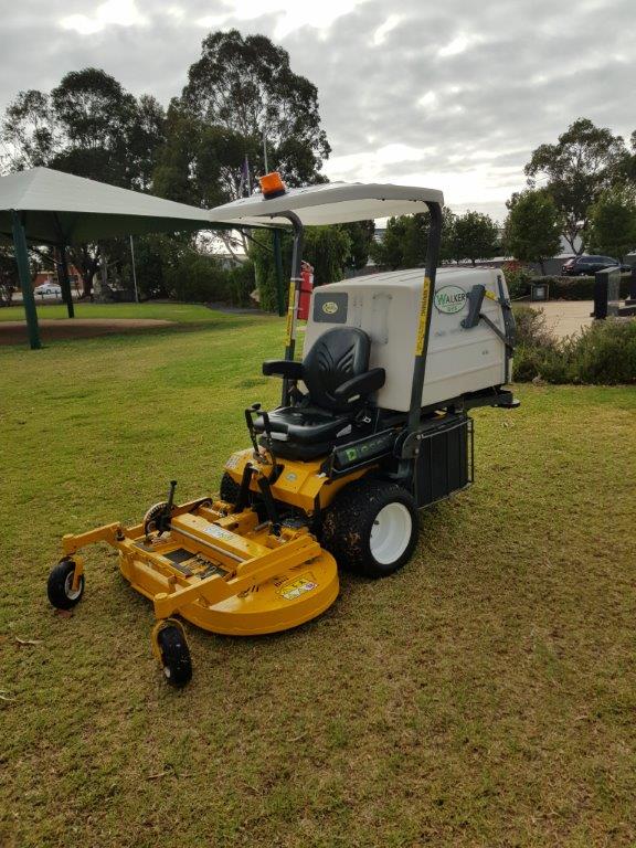 Walker 21d High Dump Mower Machinery & Equipment Lawnmowers