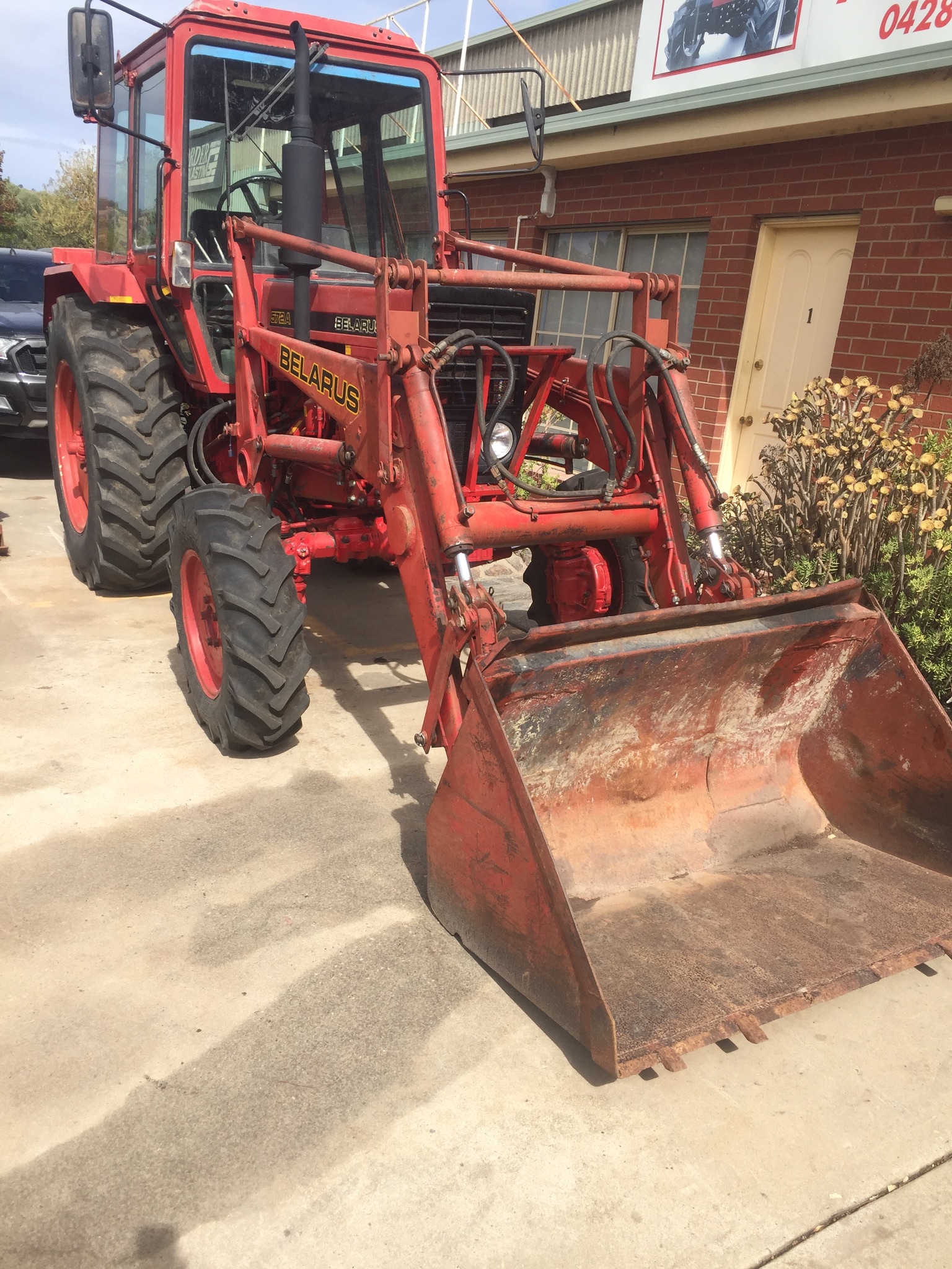 Belarus 572A 75 Clydesdale Hp Tractor with Level Lift Loader with