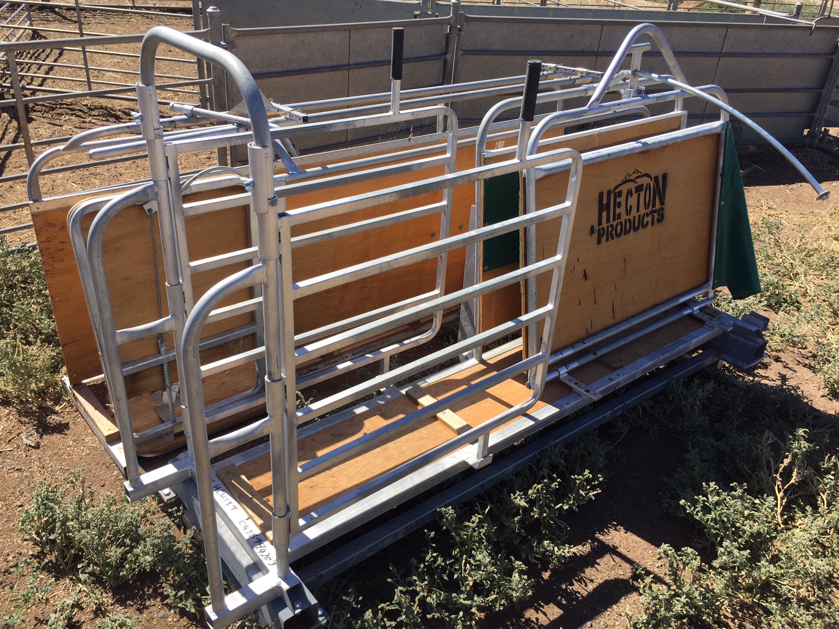 As new Hecton sheep handler and lead up race Livestock Equipment