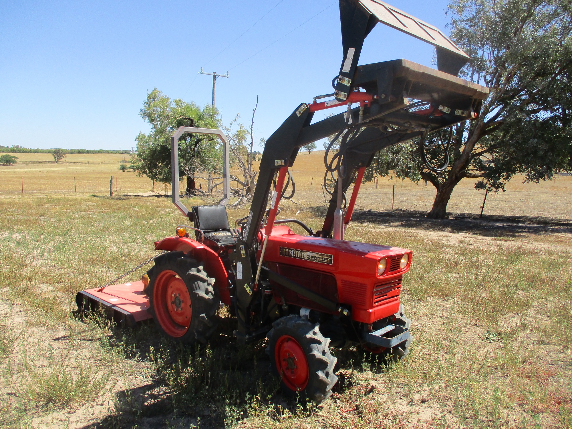 Kubota L2201 4WD Tractor FEL 100 Hours Slasher 4 in 1 Bucket