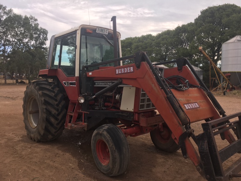 International 786 tractor with loader Machinery & Equipment