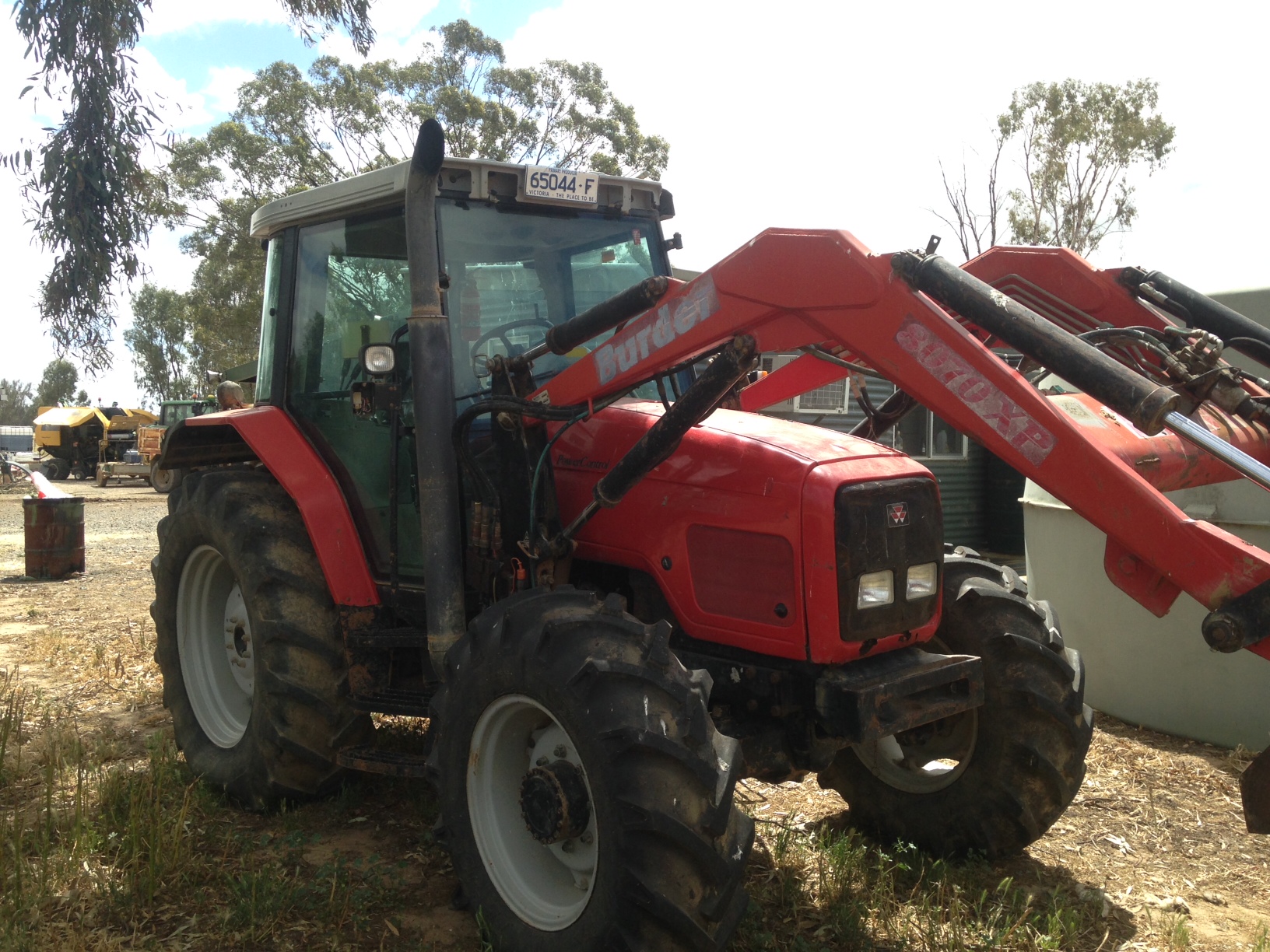 2002 MASSEY FERGUSON 6255 TRACTOR LOADER BUCKET & FORKS.