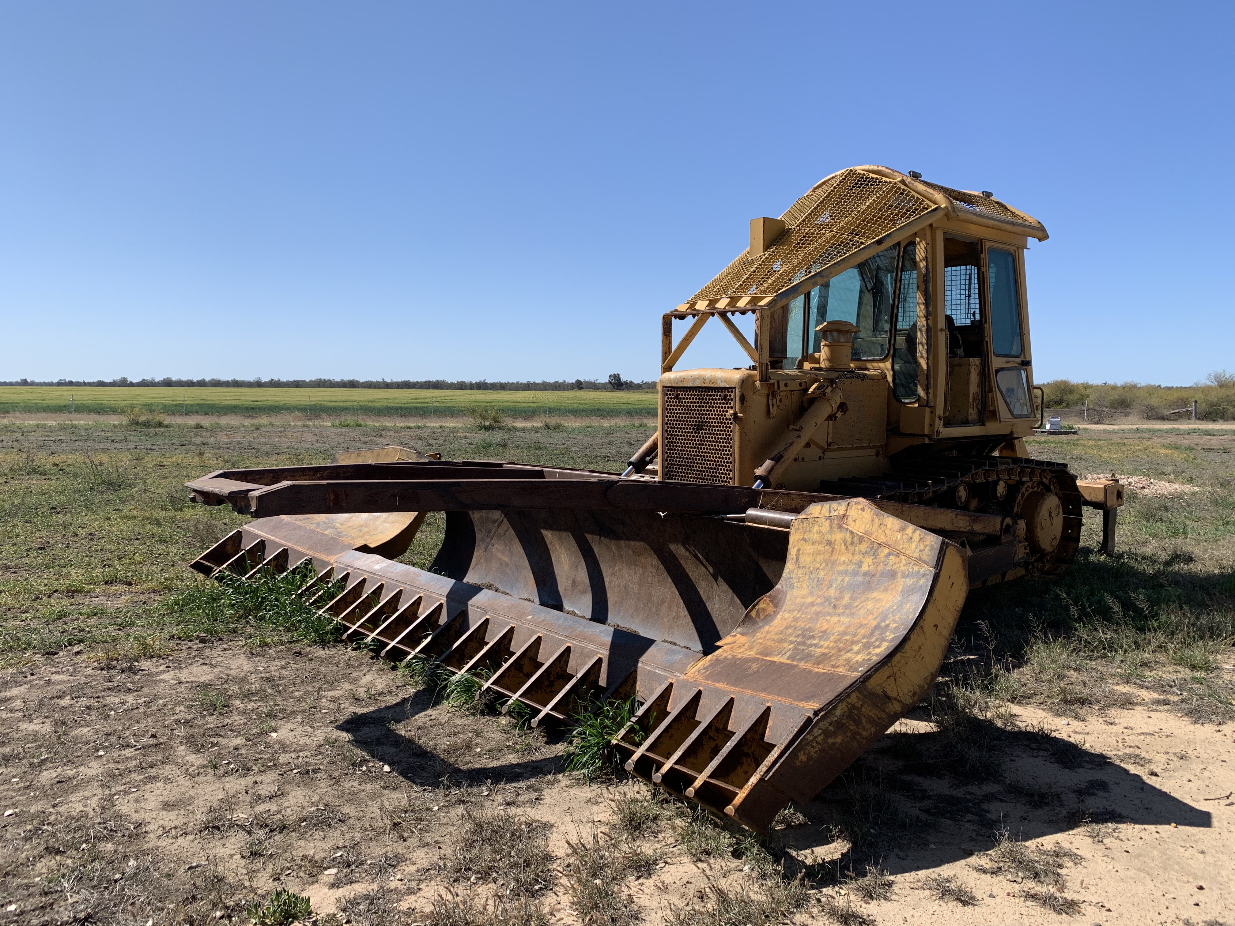 dresser-international-td-15-c-dozer-with-stick-rake-and-rippers