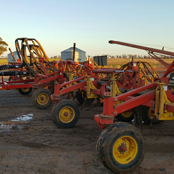 Bourgault 52ft seeder and 10000L air cart Machinery