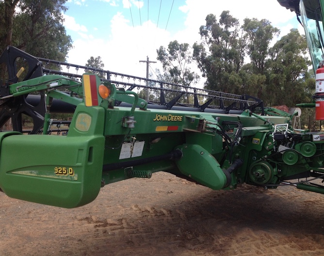 John Deere 925D 25ft Draper Front Machinery & Equipment