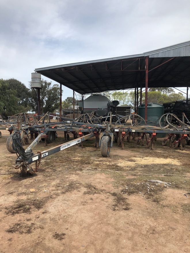 Flexicoil 820 Bar with 2320 Air Cart Machinery & Equipment