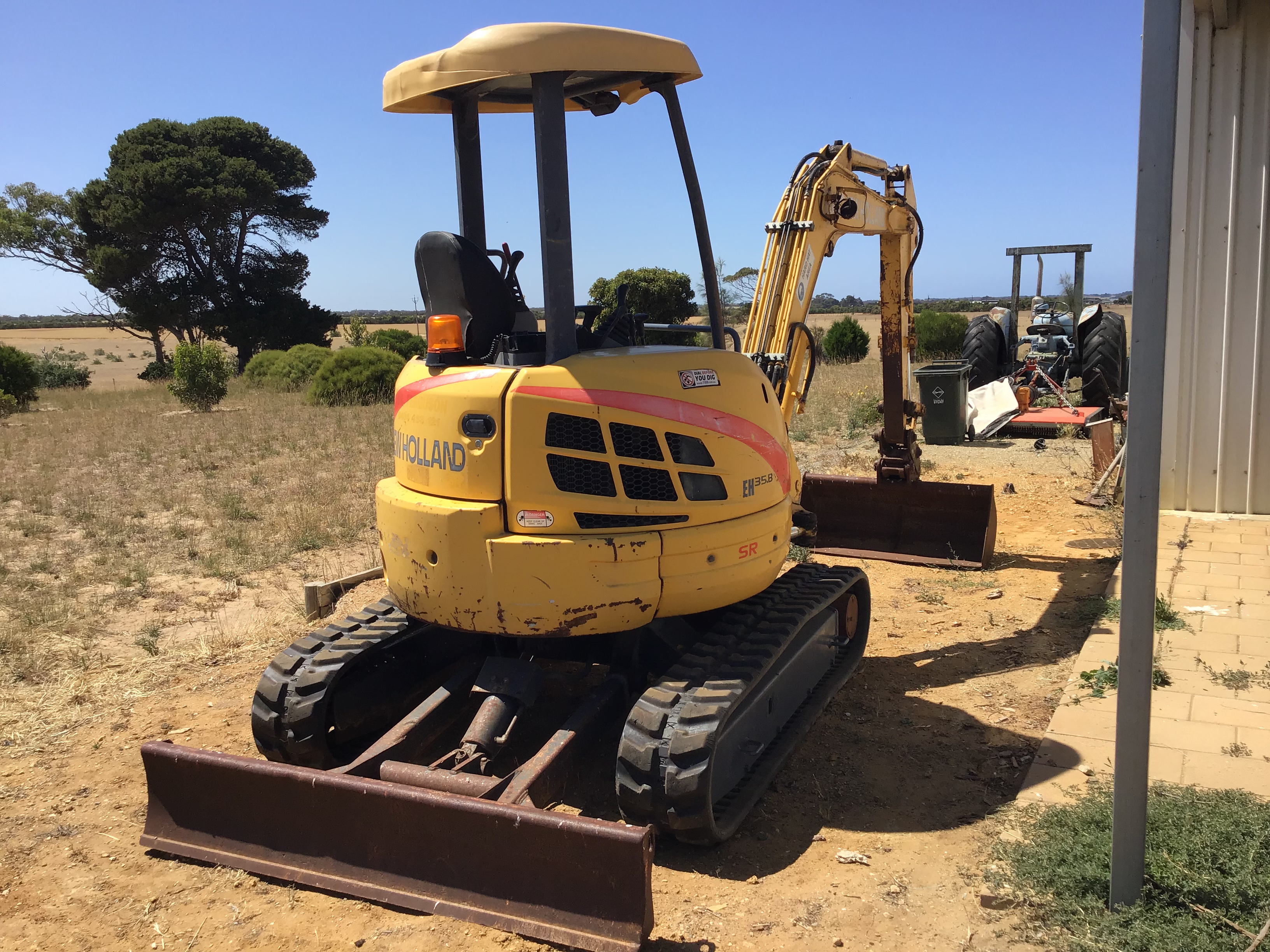 New Holland EH35B Excavator Machinery & Equipment