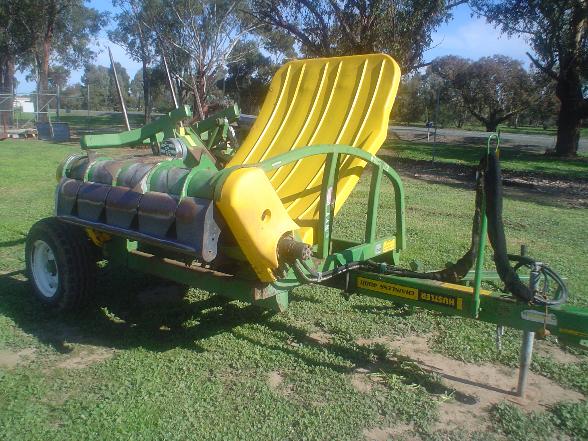 Hustler 4000 Round and Square Bale Hay Feed out Machine