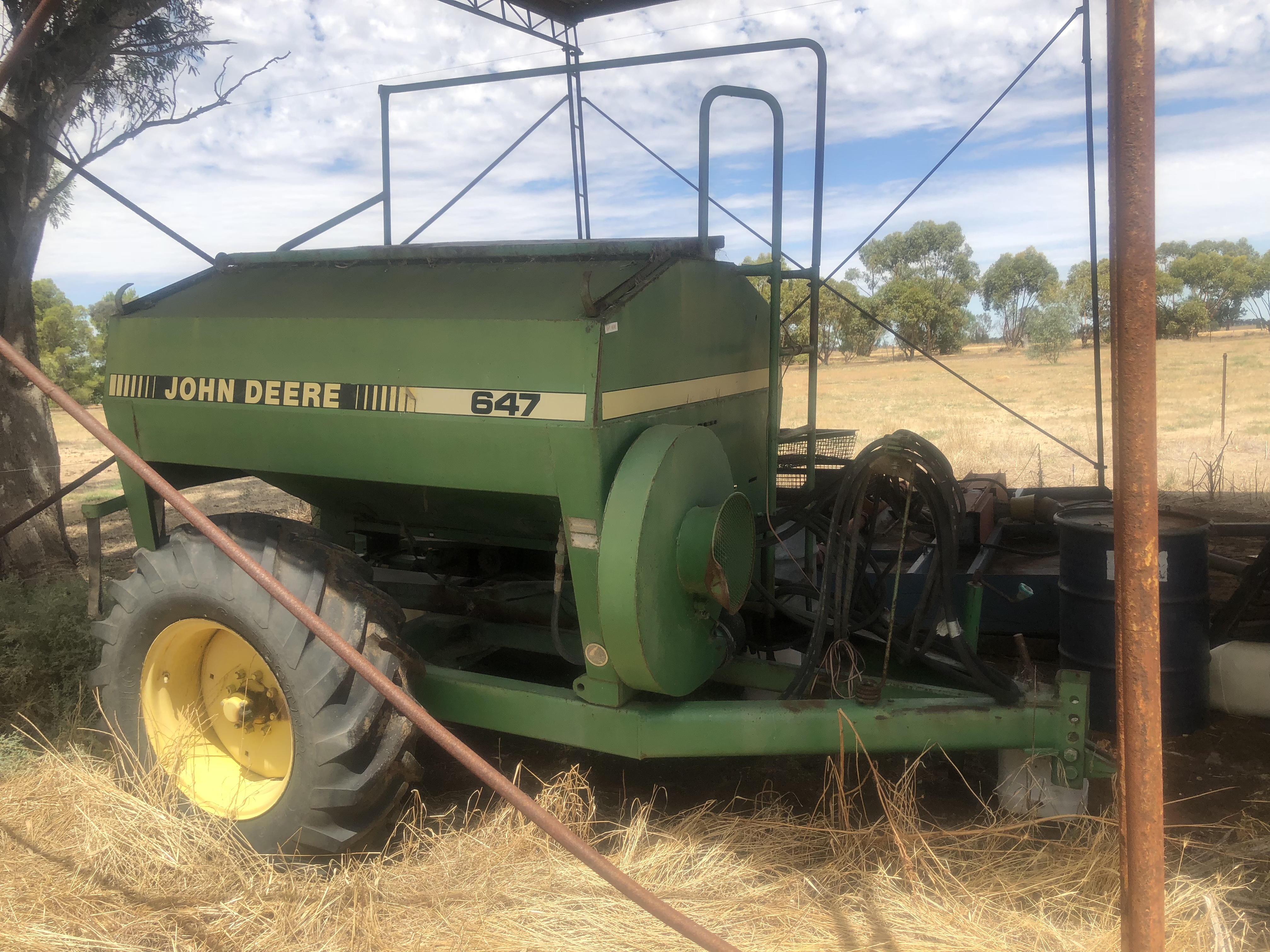 647 John Deere air seeder Machinery & Equipment Tillage and
