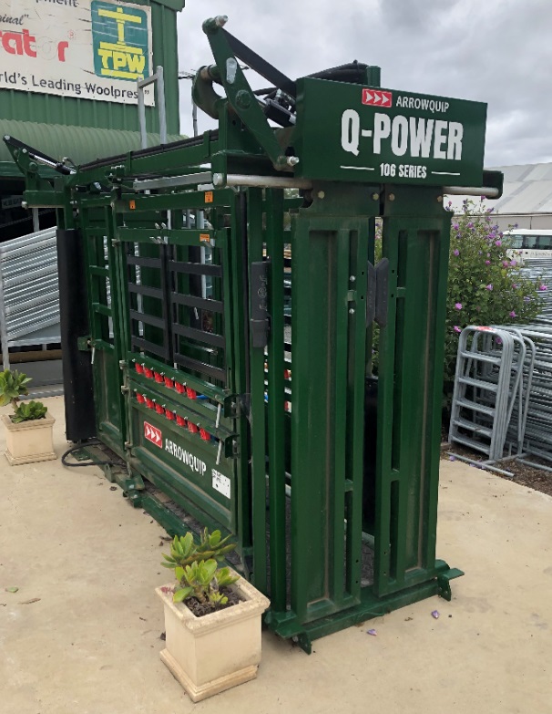 ARROWQUIP Hydraulic Cattle Crush Livestock Equipment Cattle