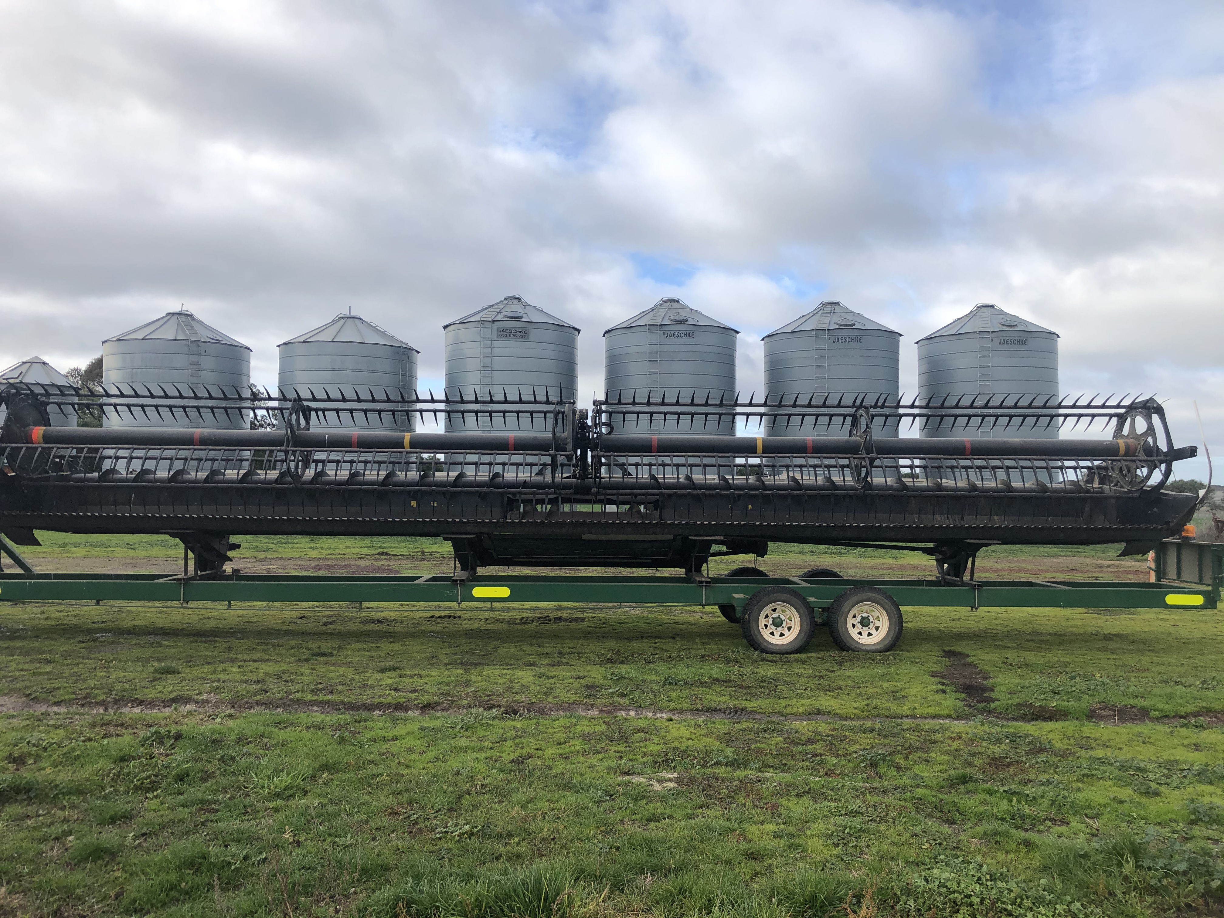 2016 Macdon 40' D65 Draper Front Machinery & Equipment