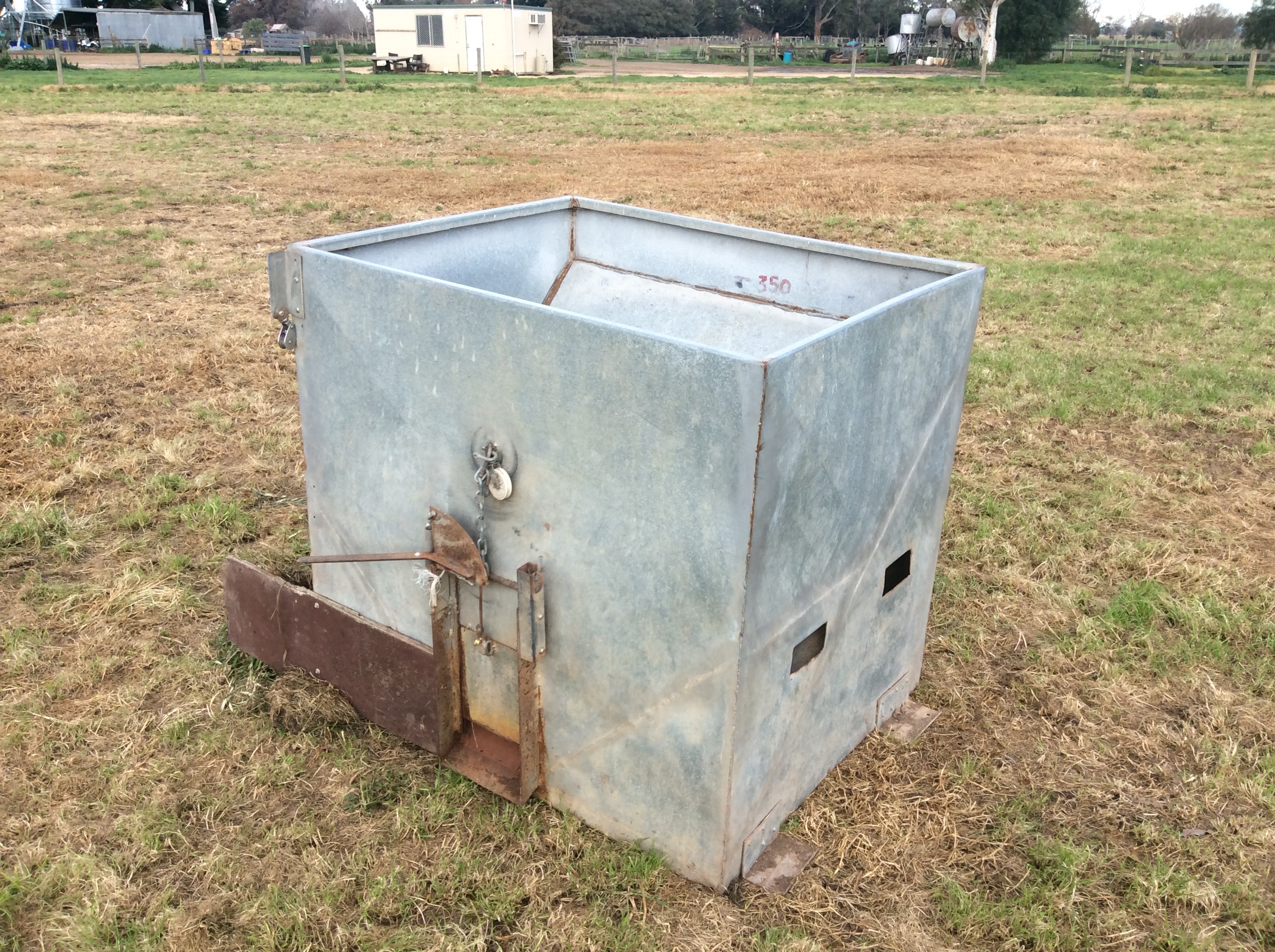 Feed Bin & Trailer Livestock Equipment Livestock Feeding