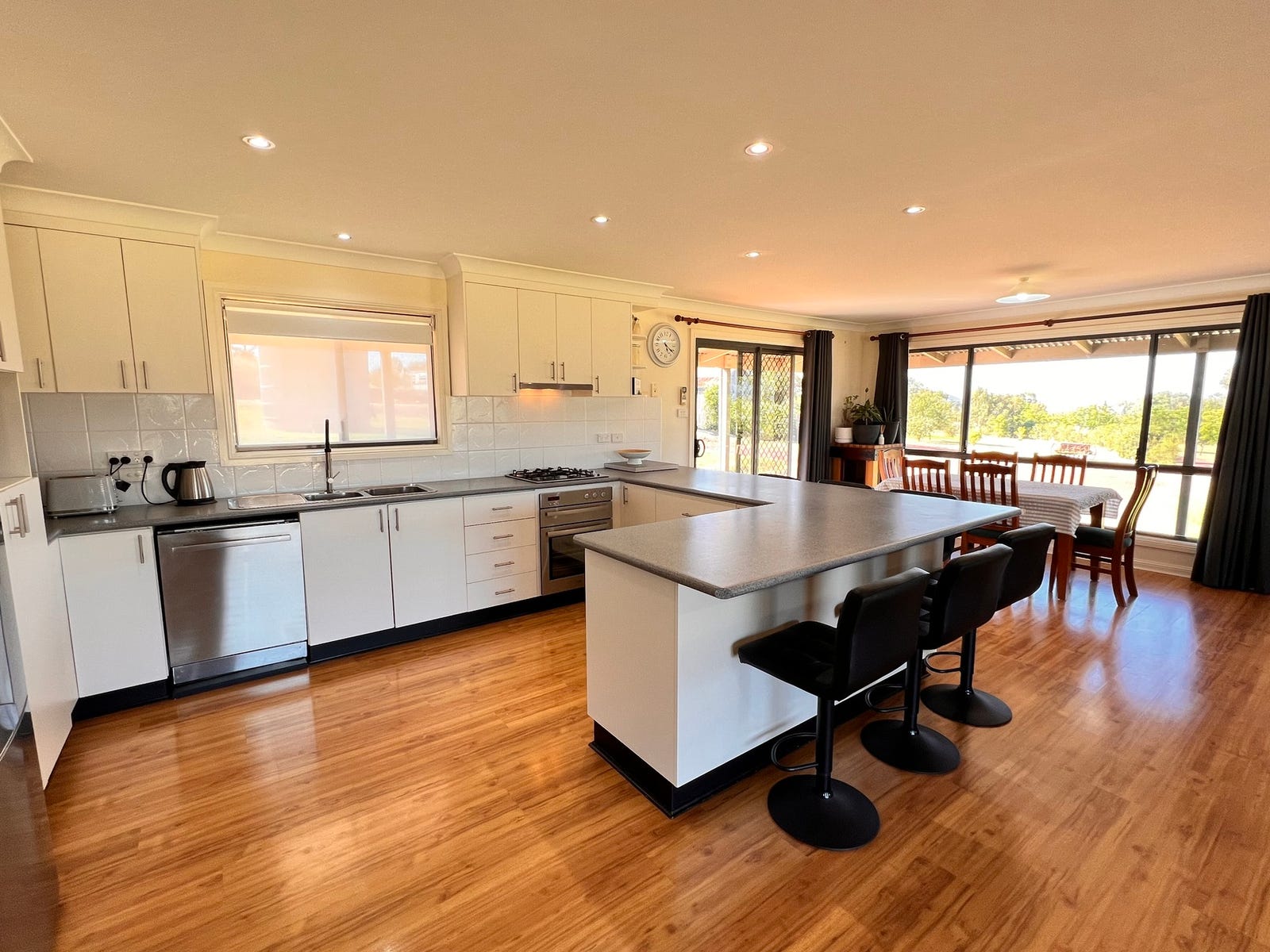 Business For Sale: Young, NSW 2594