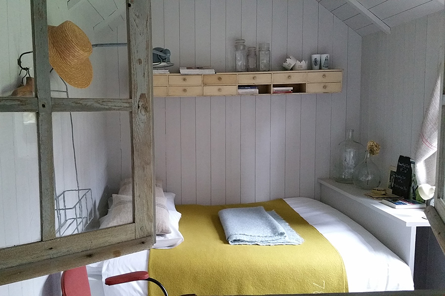 A guest room at L'Epicerie du Paps in Vascoeuil, France