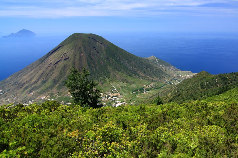 Monte dei Porri, Salina. Photo: <a title="Ghost-in-the-Shell on Flickr" href="http://www.flickr.com/photos/ghost-in-the-shell/3685074319/" target="_blank">Ghost-in-the-Shell</a> / Flickr