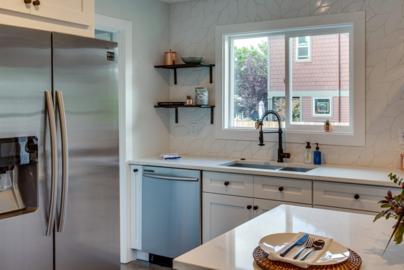 A White Picket Kitchen Fireclay Tile