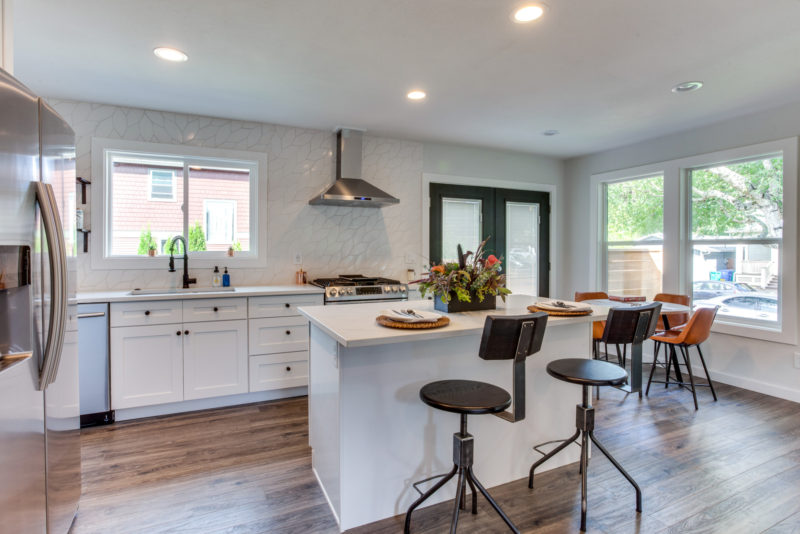 A White Picket Kitchen Fireclay Tile