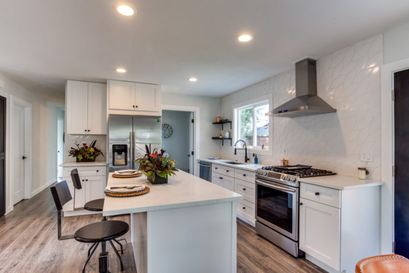 A White Picket Kitchen Fireclay Tile