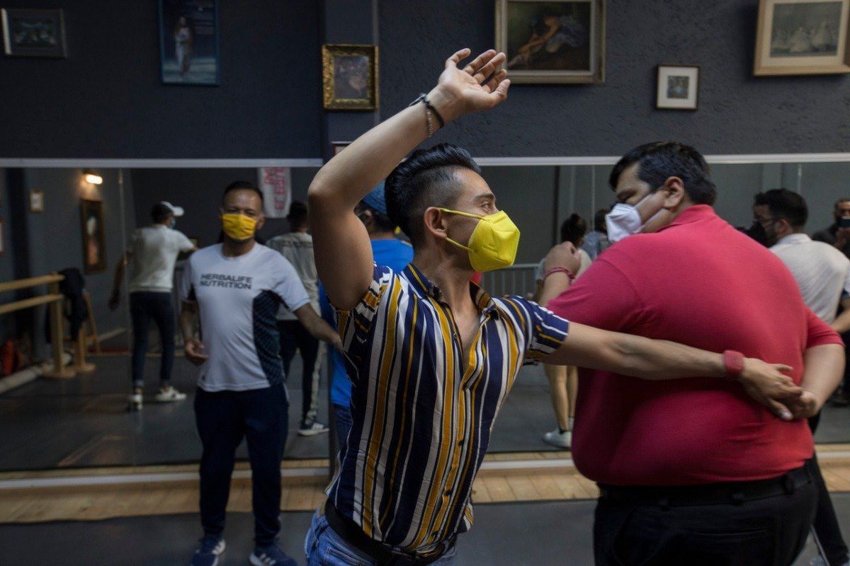 Crean estudio de clases de baile de salsa para personas LGBTTTI+ en Ciudad de México.