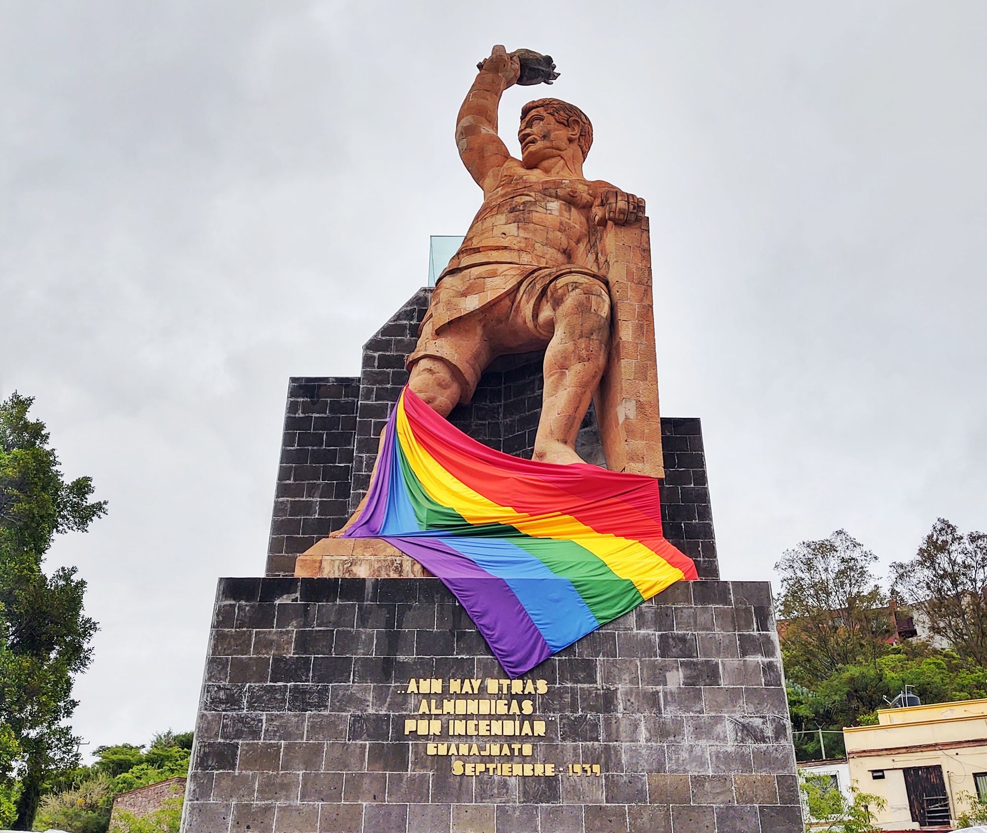 Colocan bandera monumental arcoíris en "El Pípila" en Guanajuato, activistas denuncian doble discurso 🏳️‍🌈