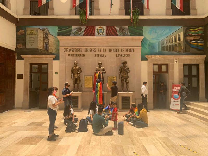 Protestan activistas LGBTTTI+ para exigir reconocimiento de matrimonio igualitario en Durango 🏳️🌈