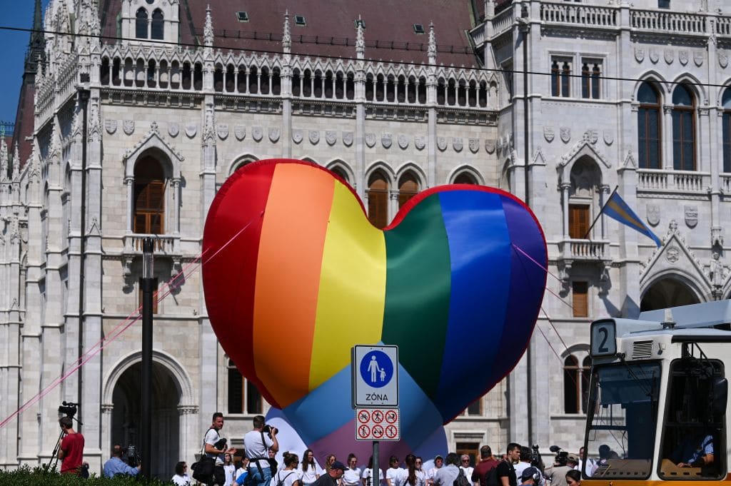 Protestan activistas con corazón arcoíris gigante frente a Parlamento de Hungría 🏳️‍🌈🇭🇺