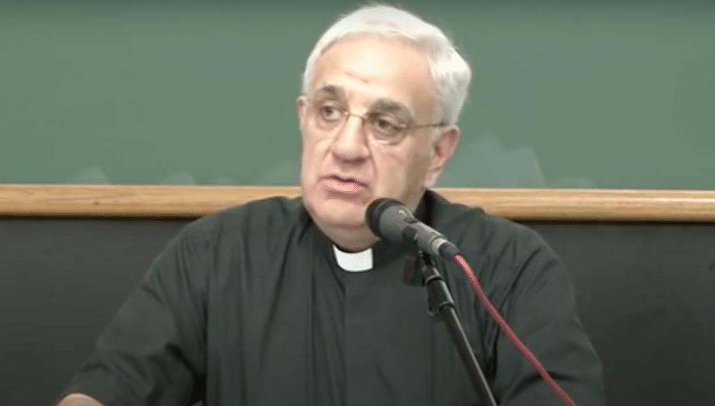 Enfrentará cargos ex asesor del Vaticano que afirmaba poder curar a homosexuales teniendo relaciones con ellos 😡😤⚖️