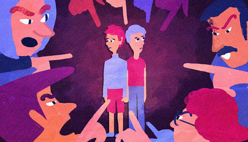 Agrede empleado a pareja gay con insultos homofóbicos en tienda de Inglaterra 🏳️‍🌈🇬🇧😡