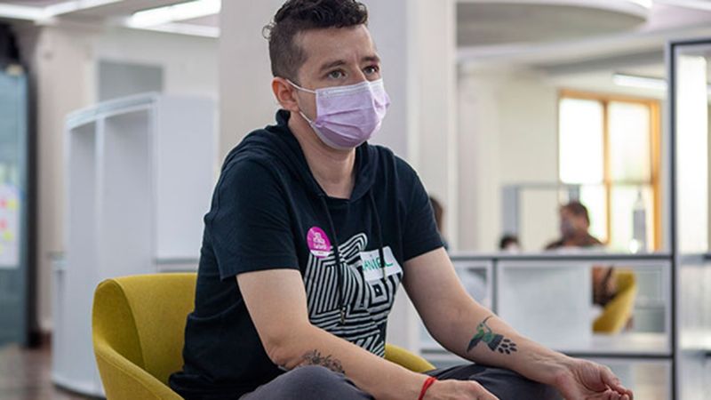 Loren Daniel, profesor despedido por transfobia mantiene plantón en la UANL 🏳️‍⚧️ 📚