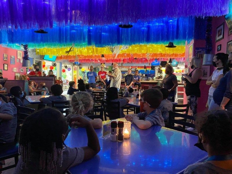 Excursión escolar a restaurante “gay friendly” causó indignación en redes 🏳️🌈 🍖 🏫