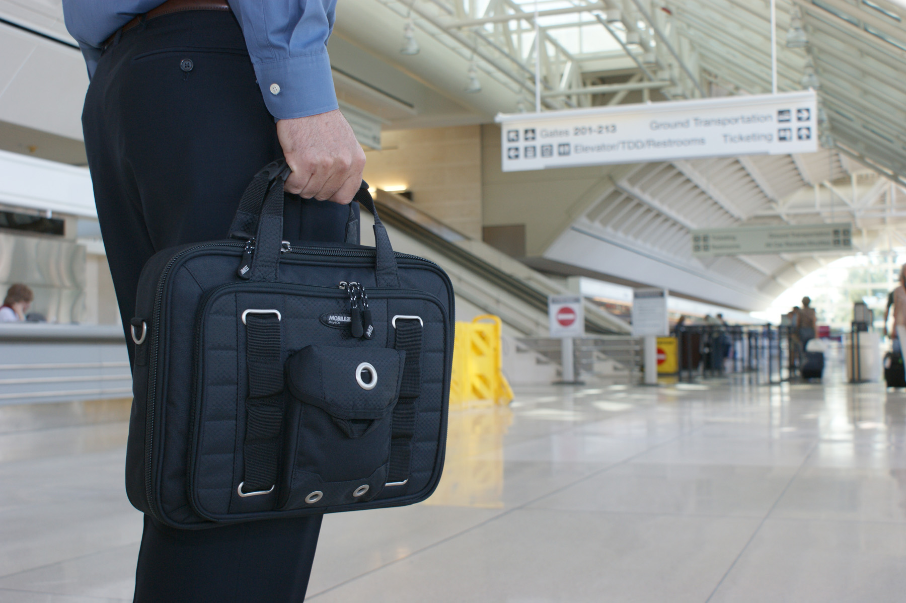 2014_07_The_Tablet_Briefcase_by_Mobile_Edge_is_lightweight_and_TSA_compliant.