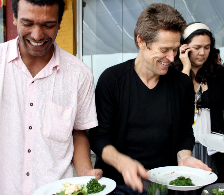 Willem Dafoe na fila do buffet para a feijoada oferecida pelo Festival do Rio no Pavilhão da Utopia — Foto: André Henrique Oliveira/Festival do Rio
