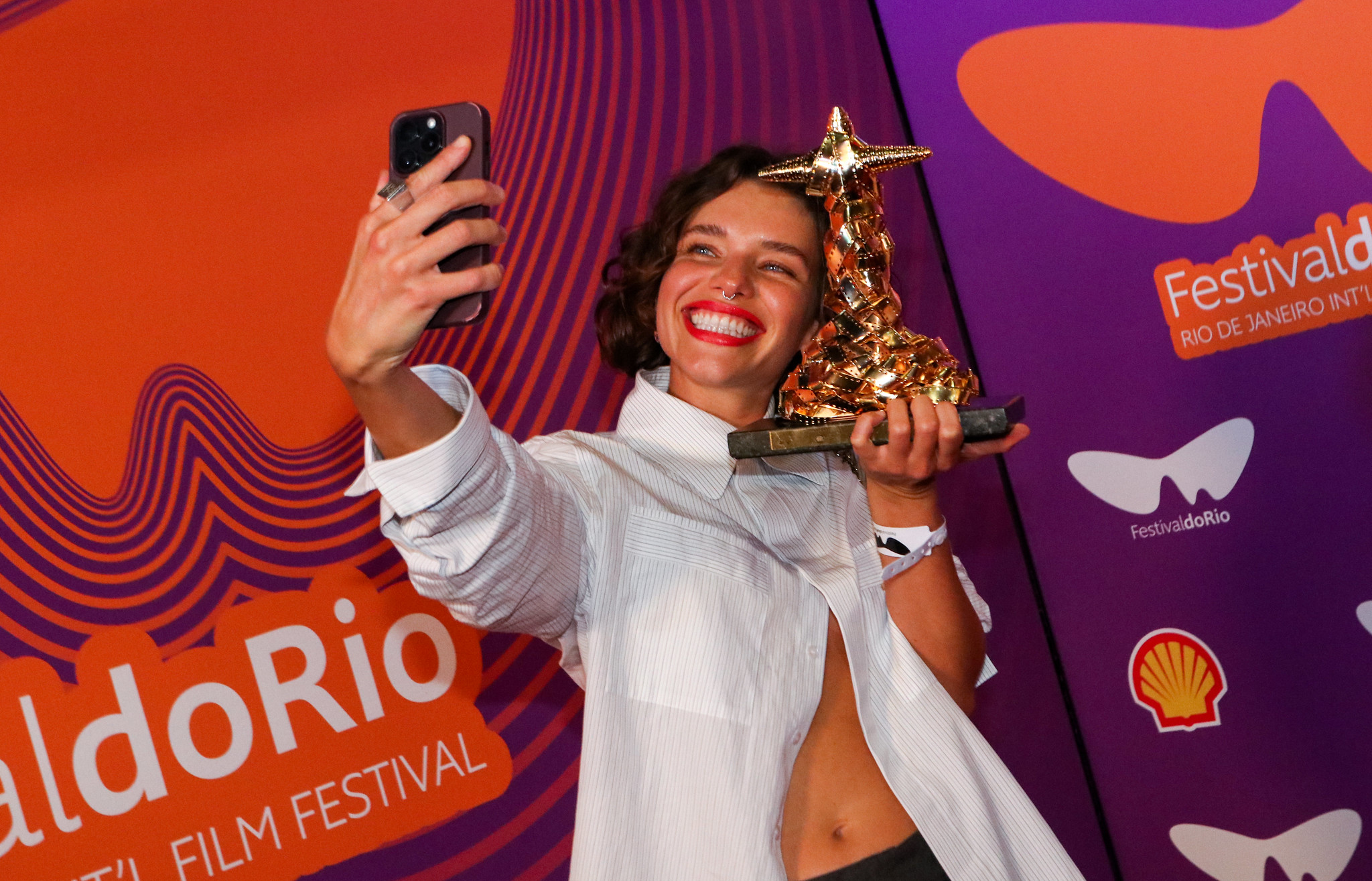 Bruna Linzmeyer com o Troféu Redentor após a cerimônia de premiação do Festival do Rio 2024. A atriz integra o elenco de Baby, de Marcelo Caetano, que dividiu o prêmio de Melhor Longa-Metragem de Ficção com Malu, de Pedro Freire — Foto: Cláudio Andrade/Festival do Rio