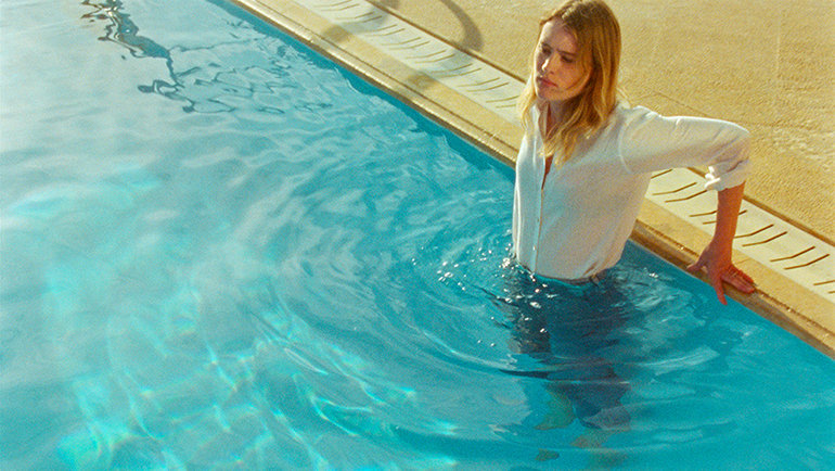 Swimming Home - Ao Redor da Piscina