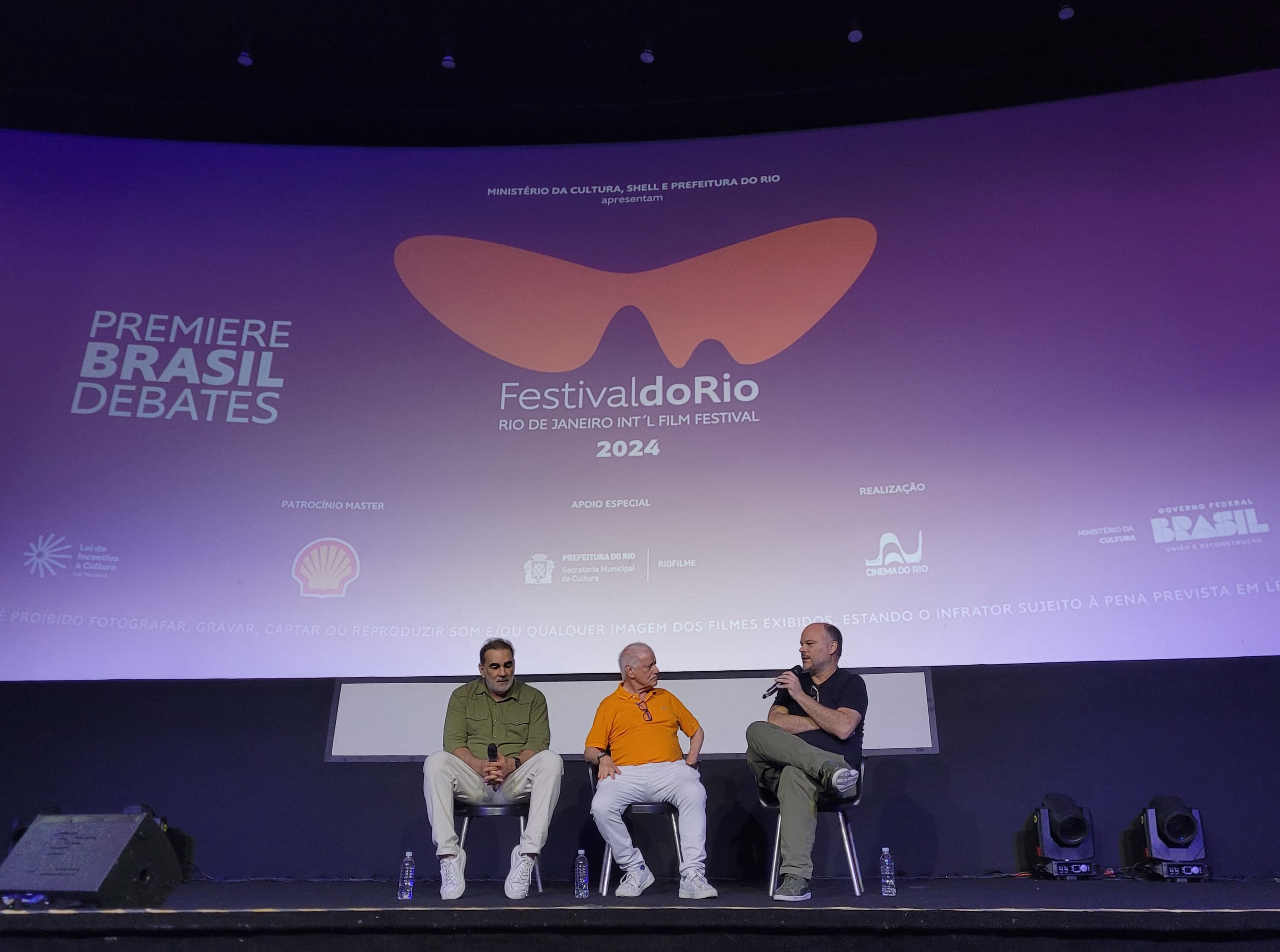 Sérgio Machado, Luiz Carlos Merten e Diogo Dahl durante sobre o documentário 3 Obás de Xangô — Foto: João Vitor Figueira
