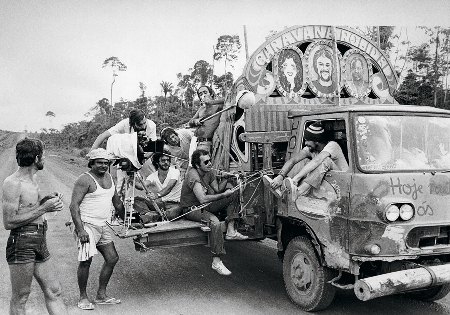 A equipe de filmagens de Bye Bye Brasil na Transamazônica, em 1978 — Foto: Ademir Silva e Silva