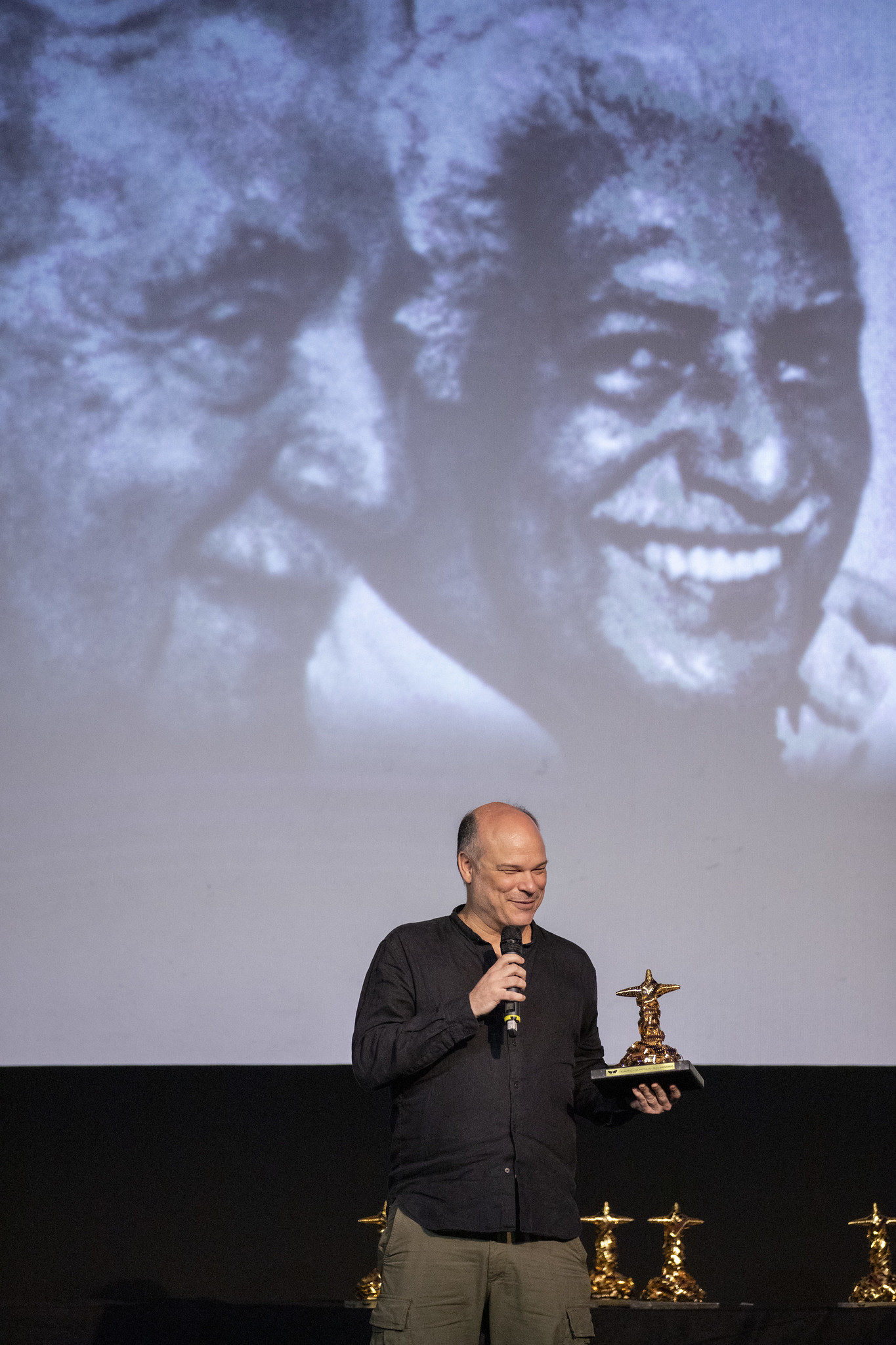 Diogo Dahl recebe o Troféu Redentor de Melhor Documentário em nome de Sérgio Machado - Foto: Christian Rodrigues