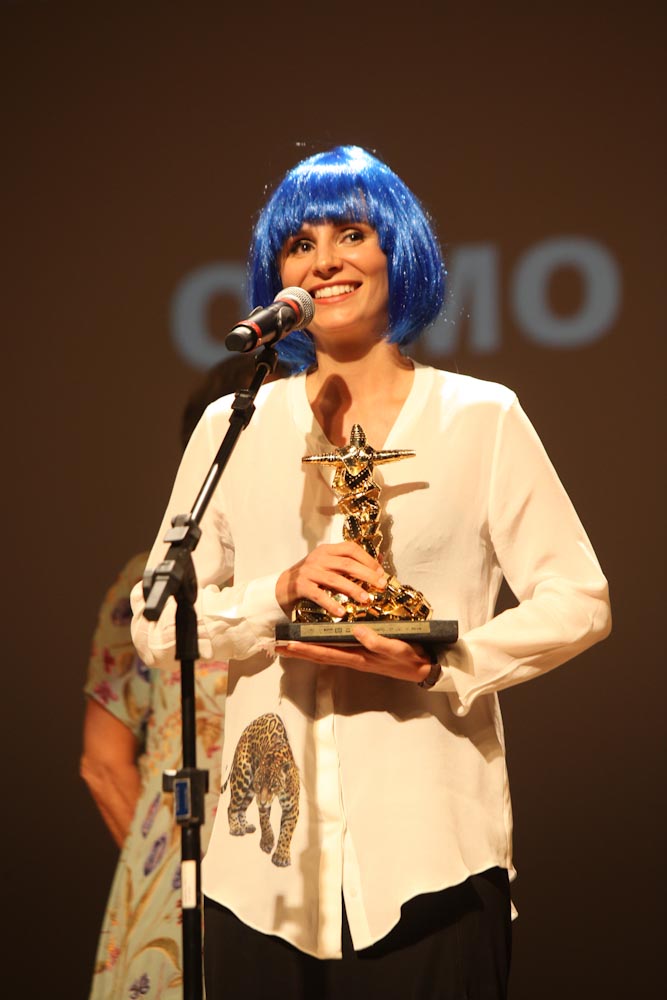 Petra Costa agradece Troféu Redentor de Melhor Longa-Metragem Documentário pelo Júri Oficial, entregue ao filme Olmo e a Gaivota na cerimônia de premiação do Festival do Rio 2015 — Foto: Ciadafoto/Festival do Rio