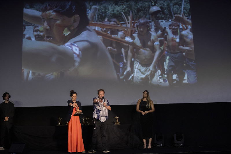 Gabriela Carneiro da Cunha e Eryk Rocha venceram o Troféu Redentor de Melhor Direção de Documentário — Foto: Christian Rodrigues