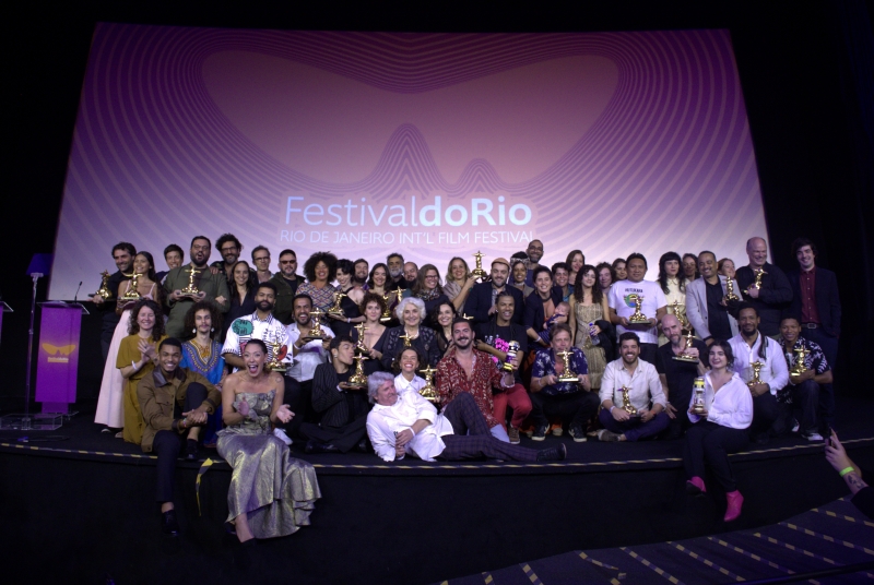 Encerramento da cerimônia de Premiação do 26º Festival do Rio (2024), com todos os premiados da Première Brasil e Prêmio Felix presentes no palco do Cine Odeon - CCLSR — Foto: Rogério Resende/Festival do Rio