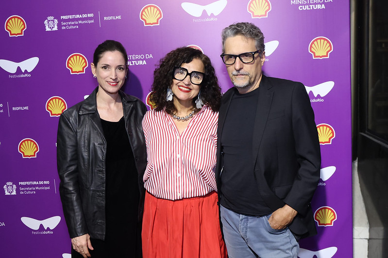 Emilie Lesclaux, Ilda Santiago e Kléber Mendonça Filho na sessão de gala de Dormir de Olhos Abertos no Festival do Rio 2024 - Foto: Rogério Resende/Festival do Rio
