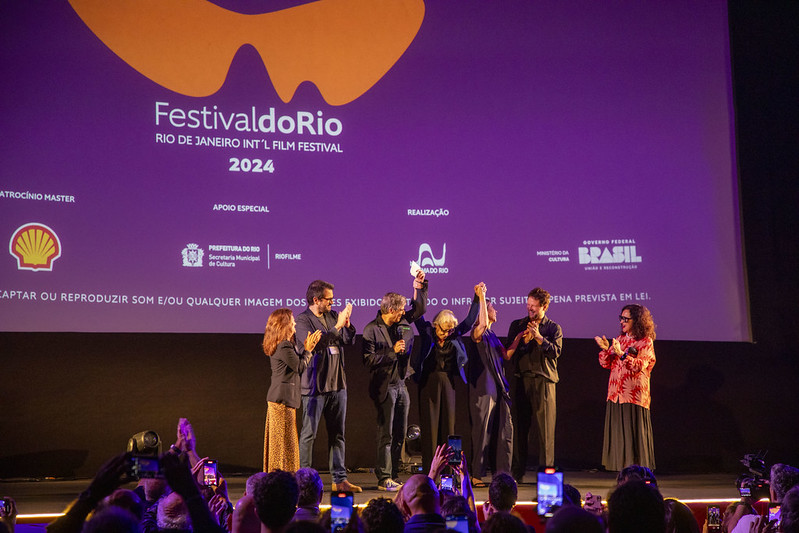 Fernanda Montenegro é aplaudida na sessão especial de Ainda Estou Aqui no Festival do Rio — Foto: Alexandre Macieira