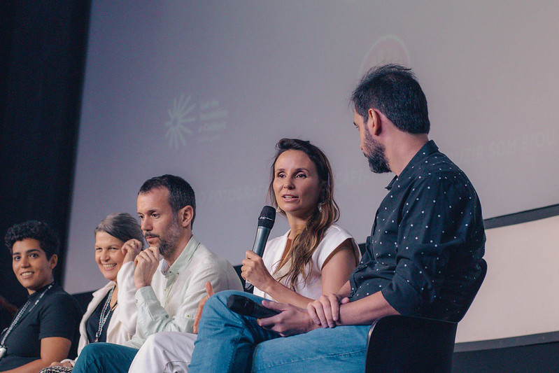 Petra Costa e equipe do filme Apocalipse nos Trópicos durante conversa com o público durante o programa Première Brasil Debates — Foto: Kayane Dias/Festival do Rio