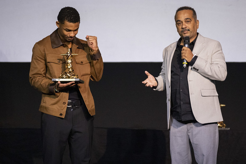 Juan Paiva entrega o prêmio de Melhor Direção de Ficção para Luciano Vidigal - Foto: Christian Rodrigues