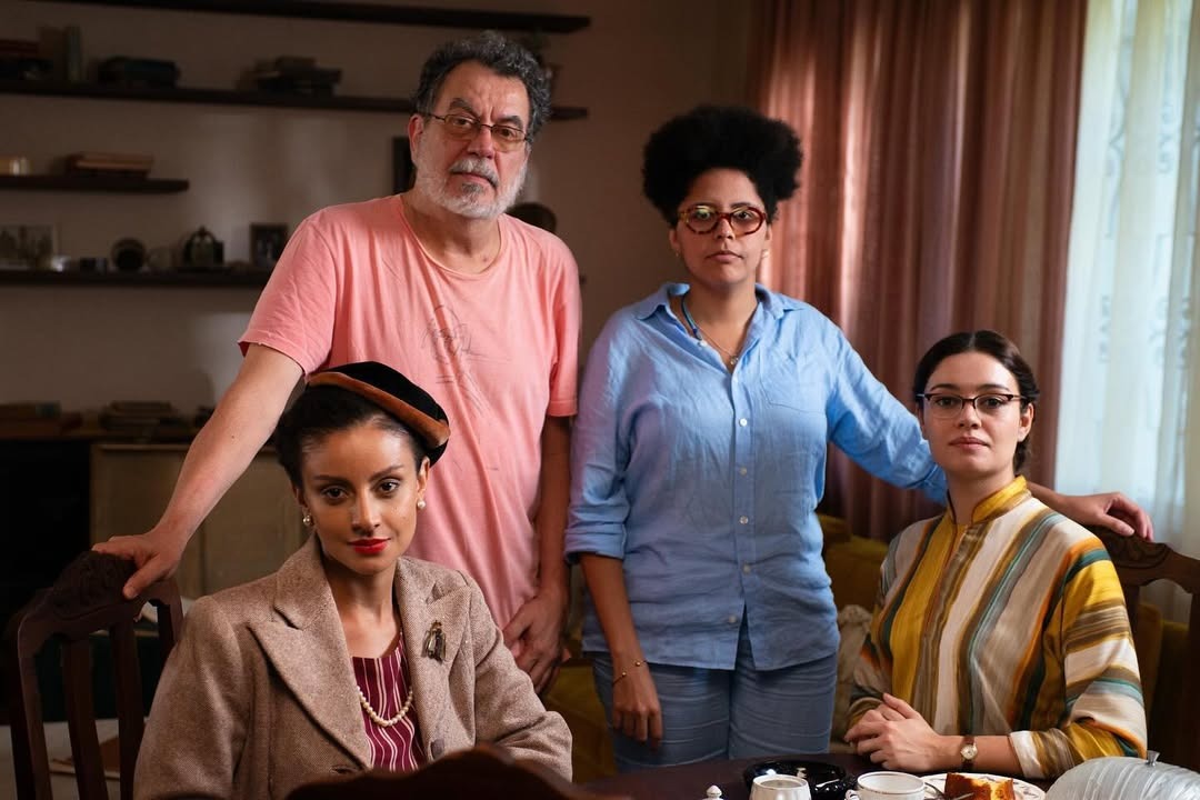 Gabriela Correa, Jorge Furtado, Yasmin Thayná e Sophie Charlotte durante as filmagens de Virgínia e Adelaide - Foto: divulgação/Casa de Cinema de Porto Alegre/Globo Filmes/H2O